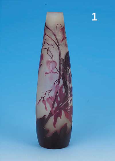 VASE, GALLé, UM 1910, FARBLOSES GLAS, ROTER ÜBERFANG, H. 27.5 CM, FLORALER DEKOR, "TRäNENDES HERZ", ...