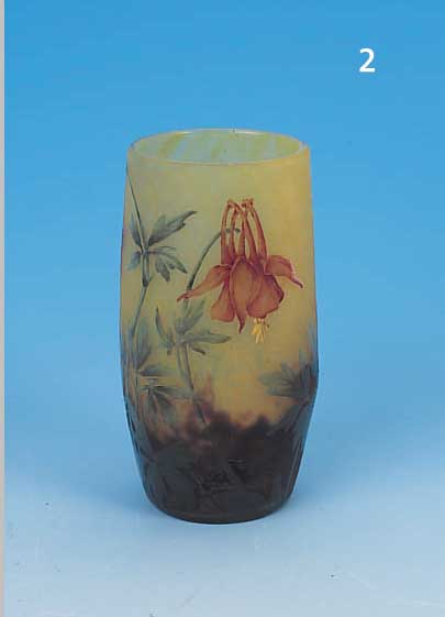 BECHERVASE, DAUM NANCY, UM 1900, FARBLOSES SCHICHTGLAS, H. 11.5 CM, ZWISCHENGLAS GELB UND LILAFARBEN EINGEPUDERT, ...