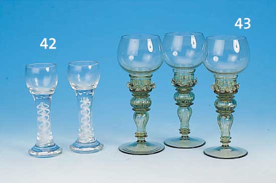 SECHS RöMER, UM 1900/10, GRüNLICHES GLAS, H. 19 CM, 2 X AM RAND MIN. BEST.