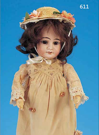 PORZELLANKOPFPUPPE, JUMEAU, UM 1890, FESTSTEHENDE BRAUNE AUGEN, OFFENER MUND, VIER ZäHNE, KOPFMARKE XII 4, GLIEDERKöRPER MIT STIMME ...