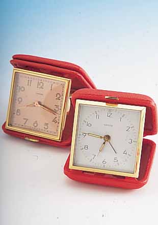 KONVOLUT: 2 ETUI/REISEWECKER, DEUTSCHE PRO- DUKTION UM 1950, BEIDE WOHL LAGERW., REINIGUNGEMPF. DA ÖL VERH., 1X JUNGHANS, KAL. 75, 1X KIENZLE; ...