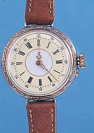 DAMENARMBANDUHR AUS DAMENTASCHENUHR, SCHWEIZUM 1908, 800ER SILBER, RäNDER SCHMUCKRELIE- FIERT U. VERG., 2-FARB. EMAILBL., REP. BEI 11, ...