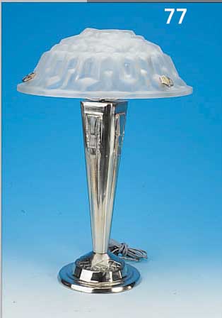 TISCHLAMPE, FRANKREICH, 30ER/40ER JAHRE, VERCHROMTER RELIEFIERTER FUß, SCHIRM SIGN. DEGUé, RELIEFIERTES MATTIERTES PREßGLAS, H. CA. 52 ...