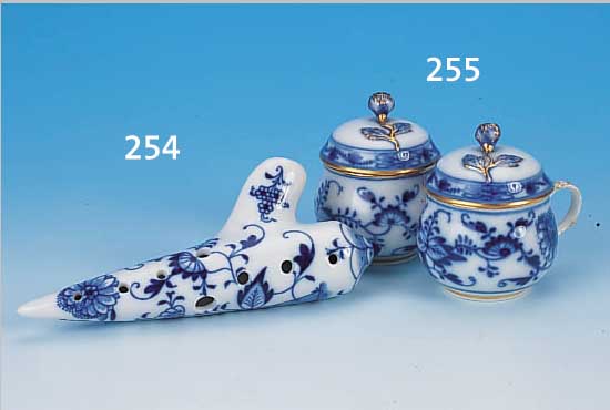 ZWEI SAHNETöPFCHEN, MEISSEN, UM 1880-90, PORZELLAN, BLAUES ZWIEBELMUSTER, GOLDSTAFFAGE, H. JE CA. 8,5 CM