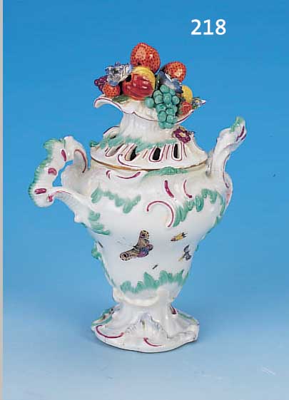 DECKELGEFäß, MEISSEN, UM 1745-50, PORZELLAN, REICH IN ROCAILLEN RELIEFIERT, TEILRESTAURIERT, DECKEL MIT VOLLPLASTISCHEM OBST UND ...