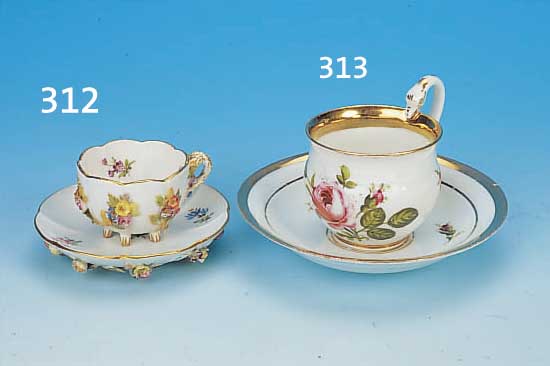 MOKKATASSE MIT UNTERTASSE, MEISSEN, UM 1880, PORZELLAN, REICH APPLIZIERT MIT BUNT BEMALTEN BLüTEN, BLUMENMALEREI, GOLDRAND, H. CA. 5 CM, Z.T. ...