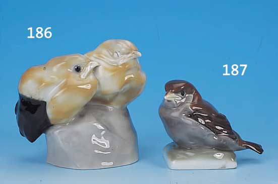 PORZELLANFIGUR, HEUBACH, UM 1910, SPATZ, SIGN. NEUHäUSER, BUNTE NATURALISTISCHE BE- MALUNG UNTER DER GLASUR, VOLLE BRAUNTöNE, SEHR ...