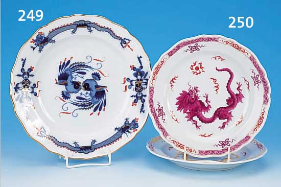 ZWEI TELLER, MEISSEN, UM 1900, PORZELLAN, PURPURFARBENER BZW. GELBER DRACHENDEKOR, D. JE CA. 21 CM
