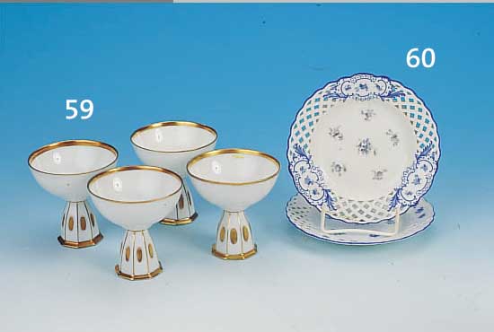 PAAR TELLER, MEISSEN, UM 1860, PORZELLAN, BLAUE BEMALUNG, STREUBLüMCHEN, RAND IN RELIEF.KORBGEFLECHT, PART. DURCHBRUCHARBEIT, D. ...