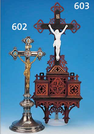 HAUSALTAR, DEUTSCH, UM 1880, HOLZ IN REICHER DURCHBRUCHSäGEARBEIT, KORPUS PORZELLAN, GESAMTH. CA. 70 CM, LEICHTE ALTERS-SPUREN