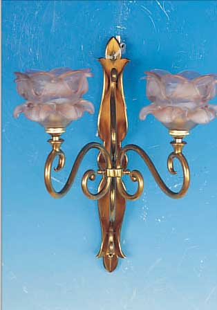 ECK-LAMPE, DEUTSCH, UM 1920, , MESSINGMONTUREN, ZWEI BRENNSTELLEN MIT ROSA- FARBENEN MATTIERTEN SCHIRMEN (SEK.), ELEKTR. NICHT ...