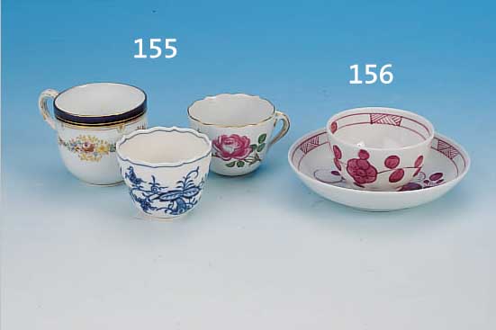 DREI TASSEN, MEISSEN, VERSCHIEDENE AUSF.: 1X UM 1860, 1 X UM 1900, 1 X 20. JH., PORZEL- LAN: 1X ZWIEBELMUSTER, TASSENH. 5 CM; 1X ROTE ROSE, ...