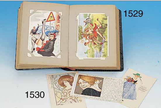 SAMMLUNG AUS CA. 100 PIN-UP-KARTEN, FRANKR., UM 1950-1955, FARBLITHOGRAPHIEN, IN LEDER- ALBUM, JE CA. 14 X 9 CM