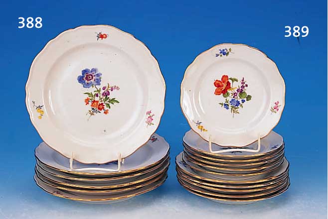 11 TELLER, MEISSEN, 50/60ER JAHRE, 2. WAHL, PORZELLAN, D.= 6 X 15.5 CM UND 5 X 17.5 CM, BLUME III MIT GOLDRAND, L. BERIEBEN