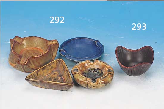 SCHäLCHEN, RöRSTRAND/SCHWEDEN, UM 1900, STEINGUT, GERIEFTER KORPUS, BRAUNE UND HELL- BLAUE LAUFGLASUREN, H. CA. 5.5 CM, MIN. BEST.