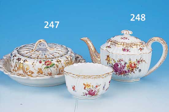 TEEKäNNCHEN UND ZUCKERSCHALE, THIEME, UM 1900, PORZELLAN, BLUMENBOUQUETMALEREI, GOLDSTAFFAGE, L. ALTERSSPUREN