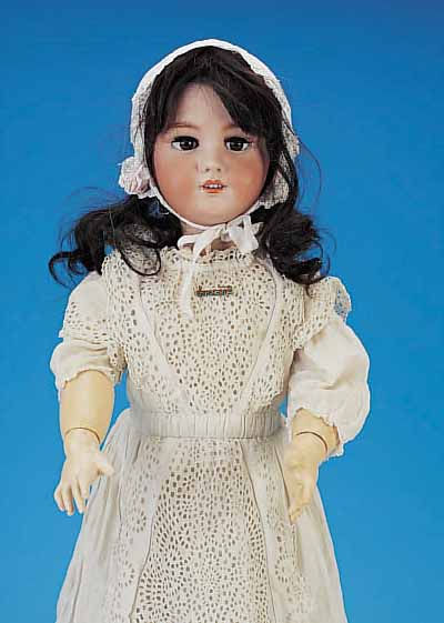PORZELLANKOPFPUPPE, DEUTSCH, MARKE DEP, UM 1910, FRANZ. MASSEKöRPER, H. 65 CM, SCHöNE KLEIDUNG, WOHL SIMON & HALBIG, BRAUNE ...