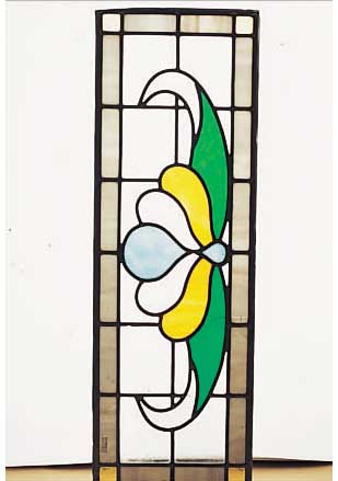 BLEIGLASSCHEIBE, UM 1910, BUNTE GLASEIN- SäTZE, 25.5 X 75 CM, MIN. RISSIG