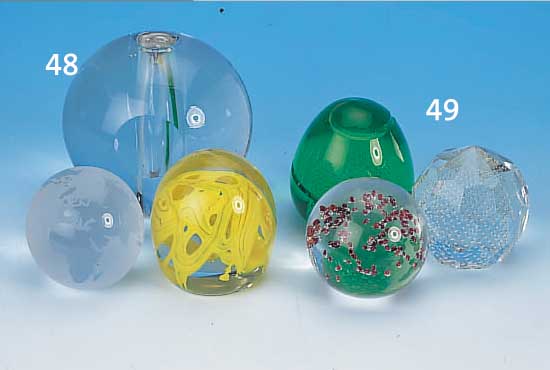 DREI PAPERWEIGHT, ITALIEN/BöHMEN, 20. JH., GLAS: 1 X FACETTIERT; 1 X GESCHLIFFEN; 1 X MITEINGESCHMOLZENEN GRANATSTEINCHEN, H. 5-8,5 CM