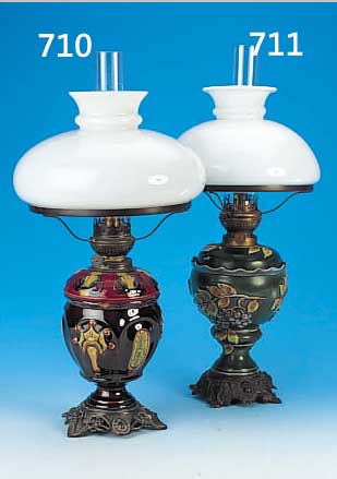 TISCHLAMPE, WOHL FRIESLAND, UM 1900, MAJOLIKAKORPUS, H. 55 CM, MILCHGLASSCHIRM SPäTER, FUNKTION ...