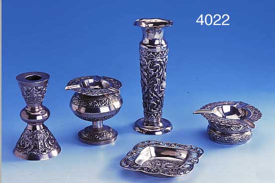 KONVOLUT: 2 ASCHENBECHER, 2 VASEN, 1 SCHäLCHEN SILBER, GEPRüFT, THAILAND, 1 TEIL GEFüLLT, REICH SKULPTIERT, TOTAL CA. 650 G