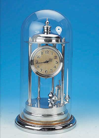 JAHRESUHR, MAUCH & FRICK, SCHWENNINGEN, UM 1940, METALLGEHäUSE VERCHROMT, SOCKEL MIT PERLLEISTENDEKOR, 6 SäULEN, GUILLOCHIERT, VER-SILBERTES ...