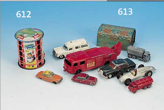 KONVOLUT AUS 8 AUTOS U. TUNNEL, UM 1930-65, BEST. AUS: RENNWAGEN, MäRKLIN, L. 11 CM; POLIZEIAUTO, GAMA, MERCEDES 220 S, MIT STäR- KEREN ...