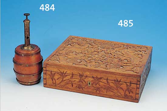 TABAKGEFäß MIT ABSCHNEIDER, UM 1910, HOLZ/ METALL, H. 29,5 CM, ALTERSBED. L. BESCH.