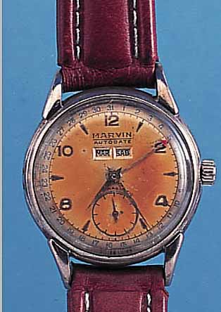 MARVIN HERRENARMBANDUHR, AUTODATE, REF.-NR. 361690, SCHWEIZ UM 1940, METALL VERCHR., EDELST.-BODEN GEDR., ORIG.-BLATT FL., VOLL- KALENDER ...