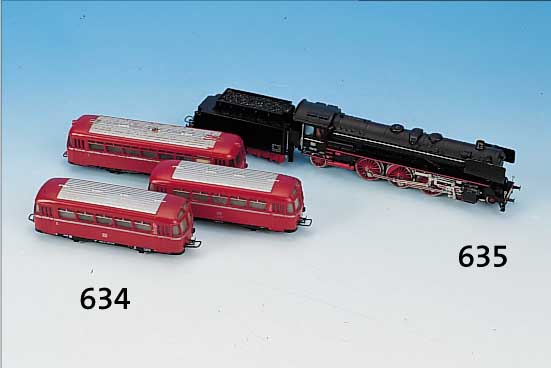 LOK UND ZWEI WAGGONS, MäRKLIN, 60ER J., SPURO, METALL U. KUNSTOFF, L. 13 U. 15 CM, L. AL- TERSSP., FU. NICHT GEPR.