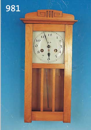 KLEINE WANDUHR, JUNGHANS, UM 1925, HELLES HOLZGEHäUSE IM ZEITTYPISCHEN STIL, GESCHNITZ- TER ORIGINALAUFSATZ, METALLZIFFERBLATT, SKELETT. ...