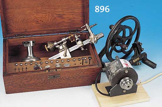 DREHMASCHINE FüR UHRMACHER, UM 1910/20, LORCH, ORIG. HOLZKASTEN, WANGENLäNGE 24,5 CM, SCHWENGBARER SPINDELSTOCK, AUFNAHME 6 MM, ...