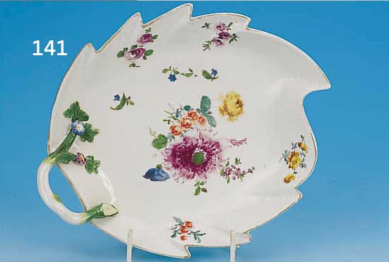 BLATTSCHALE, MEISSEN, UM 1750, PORZELLAN, FEINE BUNTE BEMALUNG VON BOUQUET U. STREU- BLüMCHEN, AM HENKEL APPL. BLüMCHEN, RAND IN RELIEF. ...