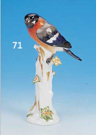 PORZELLANSKULPTUR, MEISSEN, UM 1924-33, GIM-PEL AUF BAUMSTAMM, SEHR FEINE BUNTE BEMALUNG, MIN. AN DEN BLäTTERN REST., H. 20 CM