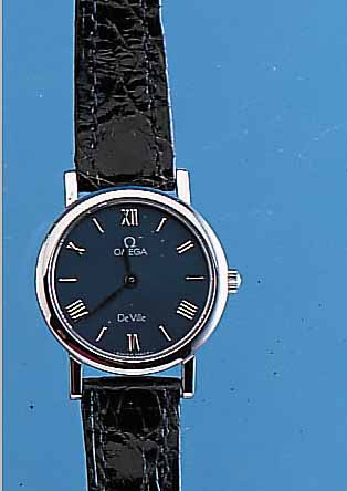OMEGA DAMENARMBANDUHR , DE VILLE, EDEL- STAHLGEH., SAPHIRFLACHGLAS, QUARTZ, AB HERST. BIS 30 M WASSERDT., UNGETR. LAGERWARE, LEDER- BD., ORIG. ...