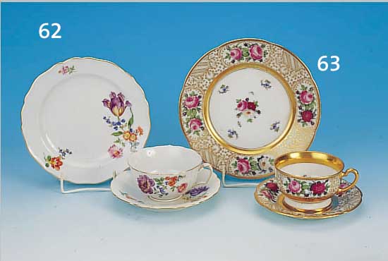 GEDECK, DRESDEN, UM 1900, PORZELLAN, ARTE- LIERARBEIT, FEINE BUNTE BEMALUNG VON BESTER QUALITäT, REICHE FILIGRANE GOLDSTAFFAGE, ROSENDEKOR, ...