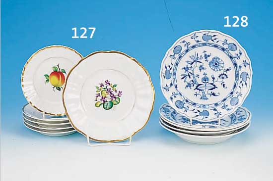 FüNF TELLER, TEICHERT IN MEIßEN, UM 1900, PORZELLAN, BLAUE BEMALUNG, ZWIEBELMUSTER, D. 24 CM, 2 FLACHE UND 3 TIEFE TELLER