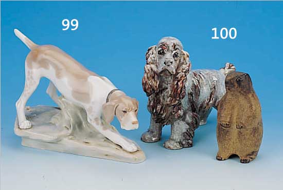 ZWEI FIGUREN, KARLSRUHE, UM 1965, MAJOLIKA, 1 X NAGETIER, H. 15 CM; 1 X COCKERSPANIEL, L. 30 CM, KRAKELIERTE BUNTE GLASUR, ENTW. BACH, UM 1938/39