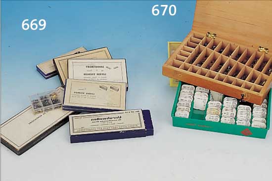 KONVOLUT UHRENFURNITUREN, KL. SCHACHTELN MITSTAUBSCHUTZRINGEN, AUFZUGSKRONEN, UNRUHWELLEN,ZYLINDERTAMPONS, ROHTRIEBE, LOCHSTEINE, FE- DERRINGE ...