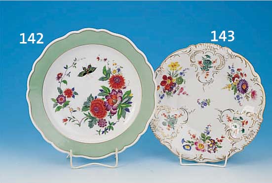GR. ZIERTELLER, MüLLER JEHMLICH IN MEIßEN, 20.JH., PORZELLAN, BUNTE BEMALUNG VON INDIA- SCHEN BLUMEN U. SCHMETTERLING, LINDGRüNER RAND, ...