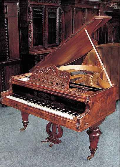 FLüGEL, JOSEF BAUMBACH WIEN, UM 1890, NUßBAUMGEHäUSE, ZWEI TASTEN DEFEKT, DREI TASTENBELäGE FEHLEN, EINE LAUBSäGEARBEIT ER- GäNZT, ...