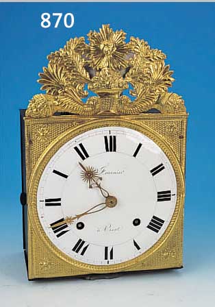 COMTOISE, FRANKREICH, UM 1830/40, ZWEI- GETEILTE MESSINGUMRANDUNG, IN GIEBEL SONNE MIT PALMETTEN UND FüLLHöRNERN, EMAILZIFFER- BLATT ...