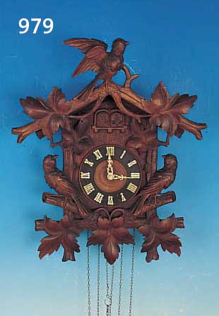 KUCKUCKSUHR MIT VIERTELSTüNDLICHEM WACHTELRUF,SCHWARZWALD, UM 1920, HöLZGEHäUSE GESCHNITZTMIT BLäTTERN UND VöGELN, VERZIERTE BEINZEIGER,üBER ...