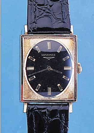 LONGINES HERRENARMBANDUHR SCHWEIZ/USA UM 1964, GG-FILLED, CARREE-FORM M. OVAL NACH IN- NEN GEZ. LüNETTE, LEDERB. NEU, RUNDANKERW., 17 ST., ...