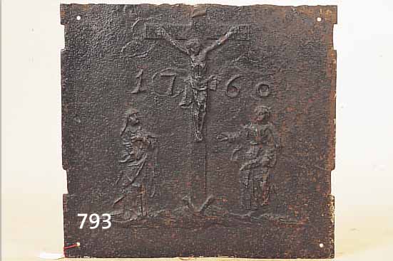 OFENPLATTE, ÖSTERREICH, UM 1760, EISEN, 47 X 50 CM, KREUZIGUNGSSZENERIE, KORRODIERT
