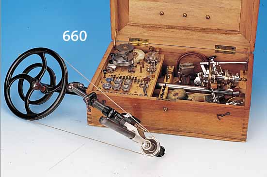 DREHMASCHINE FüR UHRMACHER, LORCH & SCHMIDT, UM 1930, ORIGINALHOLZKASTEN, 2 WANGEN - LäNGE CA. 24.5 UND 20 CM, SPINDELSTOCK MIT INDEX, ...