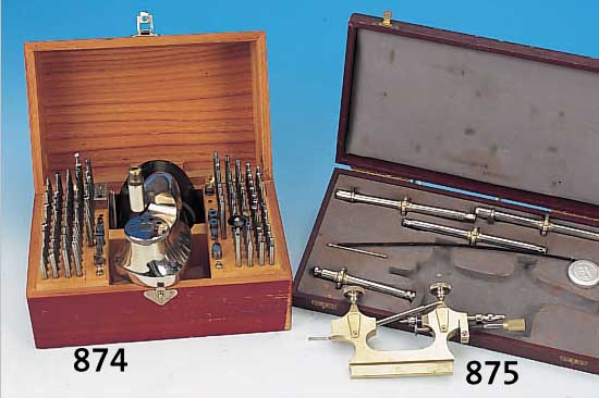 TRIEBNIETMASCHINE, GEORG JACOB, LEIPZIG, ORIGINALHOLZKASTEN, 122 PUNZEN, 14 AMBößCHEN, UNTERTEIL FüR MASCHINE, PLATEAUABSCHLäGER, ...