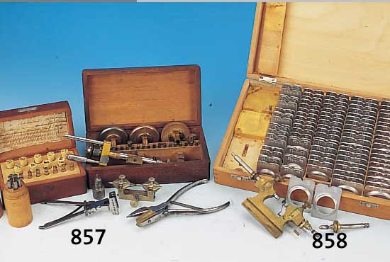KONVOLUT UHRMACHERWERKZEUG, ALLE IN ORIG.- ETUIS, SCHRAUBENKOPFPOLIERMASCHINE, MIKROMETER,ZAPFENEINBOHRMASCHINCHEN, LöFFELBOHRER, DREHHERZE ...