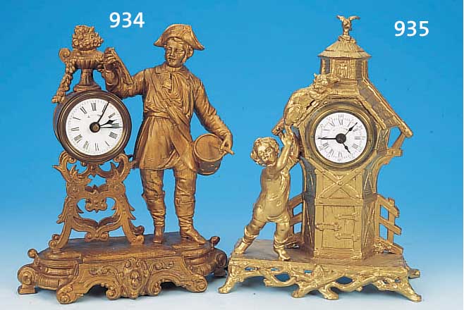 TISCHWECKER, FRANKREICH, UM 1900, SPRITZ- GUßGEHäUSE, JUNGE FäNGT KATZE, EMAILZIFFER- BLATT (HAARISSIG), WECKERHILFSZEIGER, MASS. ...