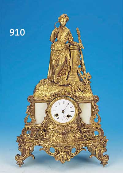 PENDULE, FRANKREICH, UM 1860/70, VERZIERTER MESSINGGUßSOCKEL MIT ALABASTEREINLAGEN, FIGU- RENBEKRöNUNG EINER SCHNITTERIN, SPRITZGUß ...